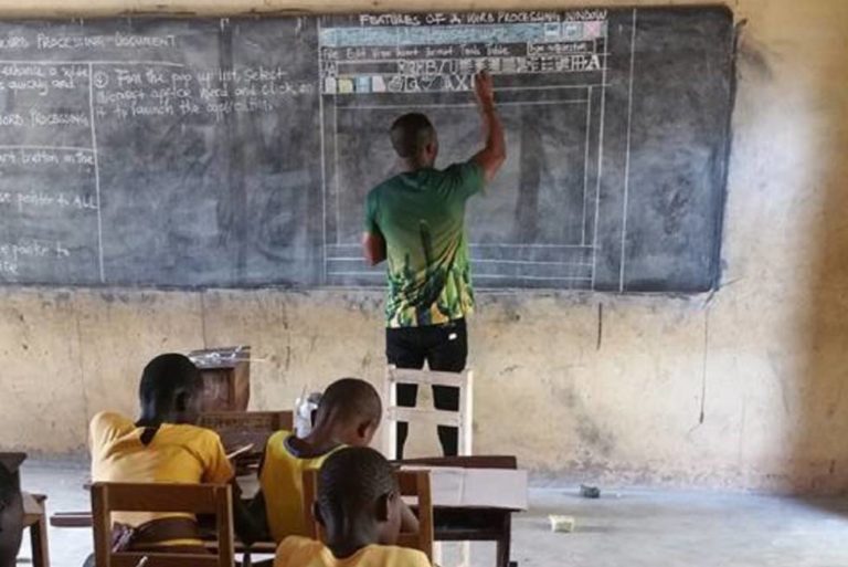 Profesor en África enseña a usar Word sin  computadora