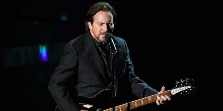 Eddie Vedder rinde homenaje a Tom Petty en los Oscar
