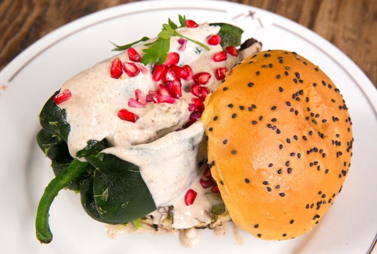 Prueba la nueva hamburguesa de chile en nogada